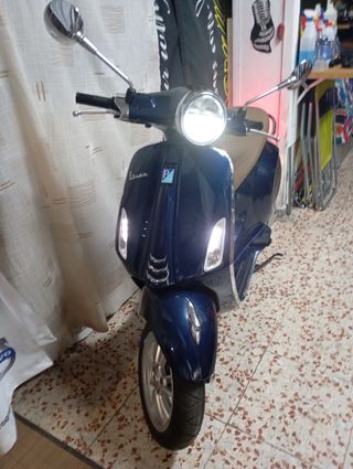Moto Vespa de 125 cc color azul . Con solo 600 KLM