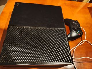 Xbox One buen estado, con mando y cable alimentaci