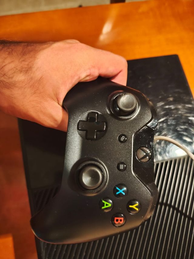Xbox One in buone condizioni, con controller e cavo di alimentazione