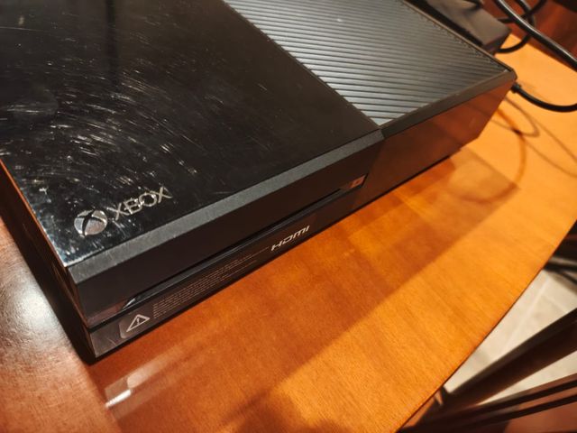Xbox One in buone condizioni, con controller e cavo di alimentazione