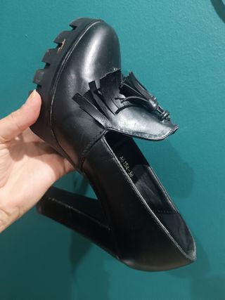Zapatos de tacón negros con detalle mocasín