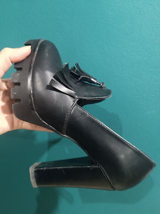 Zapatos de tacón negros con detalle mocasín