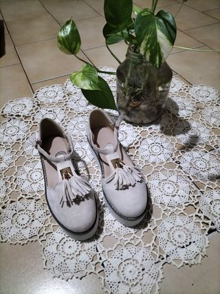 Sandalias de ante beige con flecos