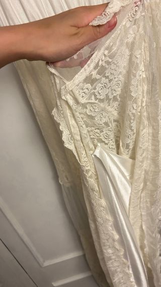 Vestido largo beige y blanco para boda