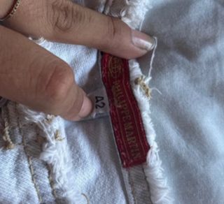 Shorts blancos desgastados con detalles en bordado