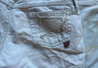 Shorts blancos desgastados con detalles en bordado