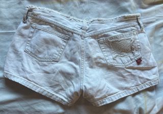 Shorts blancos desgastados con detalles en bordado