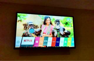 LG Smart TV 32 (Sin pie) + Soporte Pared