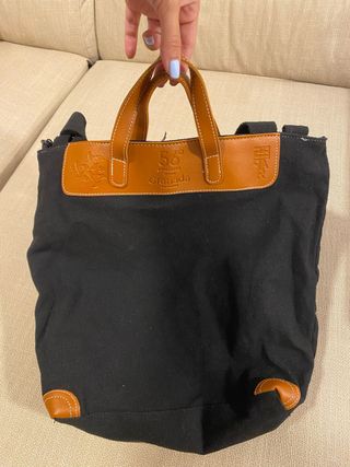 Bolso negro con asas de cuero y detalles