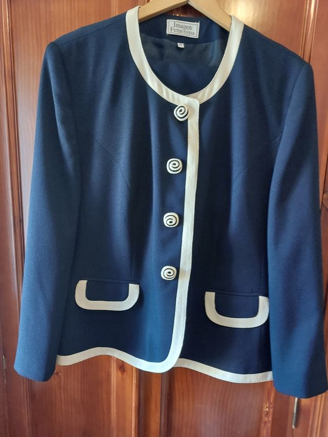 Blazer con falda. Imagen Femenina en Azul marino