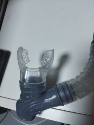 Tubo de snorkel naranja y gris