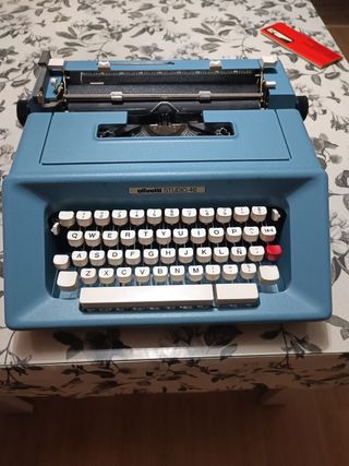 Máquina de escribir Olivetti Studio 46 azul