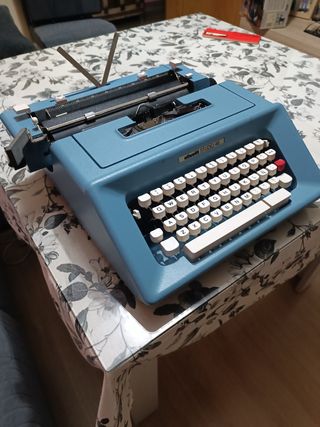 Máquina de escribir Olivetti Studio 46 azul