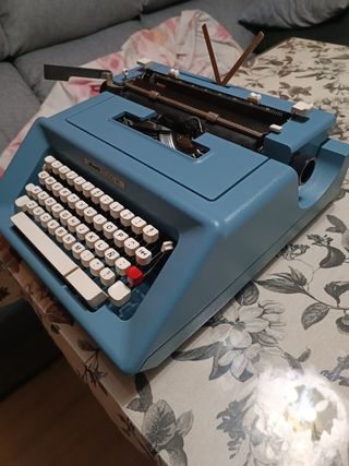 Máquina de escribir Olivetti Studio 46 azul