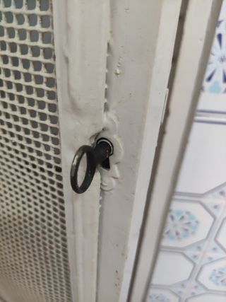 Puerta de madera con rejilla