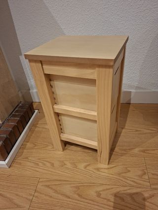 Cajonera de madera clara con 2 cajones
