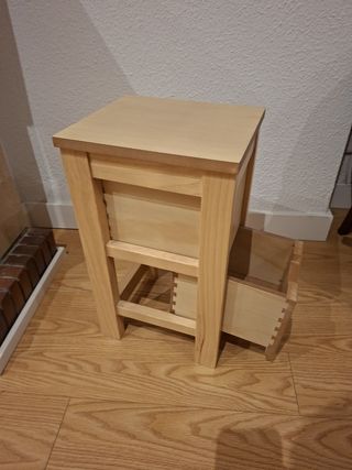 Cajonera de madera clara con 2 cajones