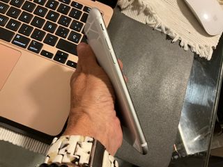 iPhone SE 2020 blanco de 128GB con su caja.