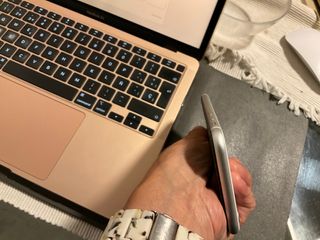 iPhone SE 2020 blanco de 128GB con su caja.