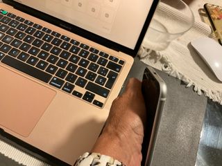 iPhone SE 2020 blanco de 128GB con su caja.