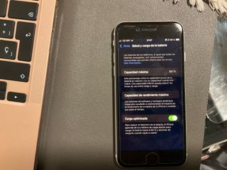 iPhone SE 2020 blanco de 128GB con su caja.