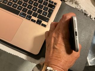 iPhone SE 2020 blanco de 128GB con su caja.