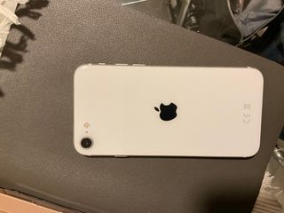 iPhone SE 2020 blanco de 128GB con su caja.