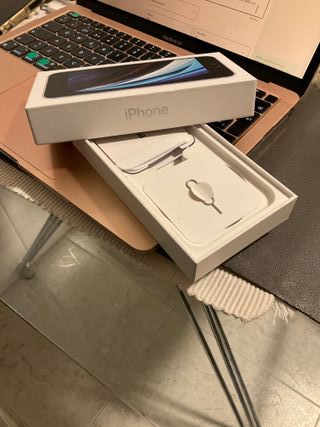 iPhone SE 2020 blanco de 128GB con su caja.
