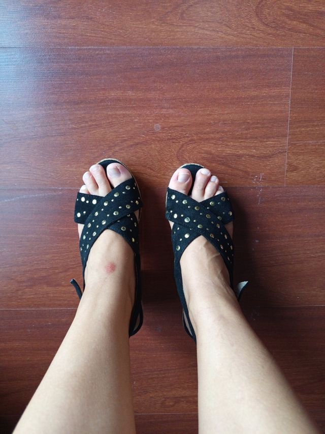 Sandalias de tacón negras con tachuelas