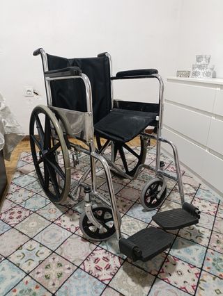 Silla de ruedas se pliega, en buenas condiciones! 