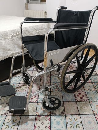 Silla de ruedas se pliega, en buenas condiciones! 