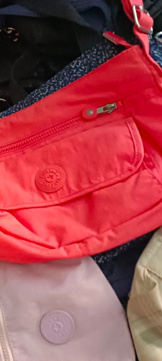 Bolsos Kipling Naranja y Rosa y mass
Son más de 30