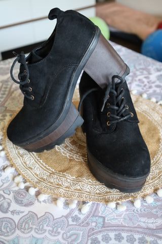Zapatos de tacón negros con plataforma