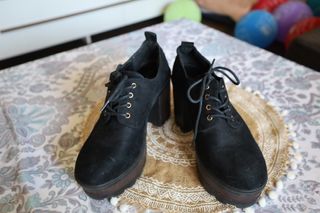 Zapatos de tacón negros con plataforma