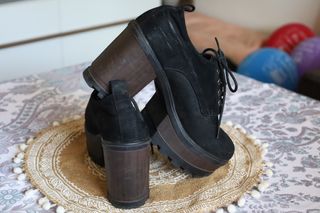 Zapatos de tacón negros con plataforma