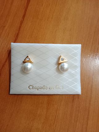 Pendientes perla y triángulo chapados en oro