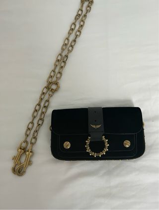 Bolso Negro con Detalles Dorados