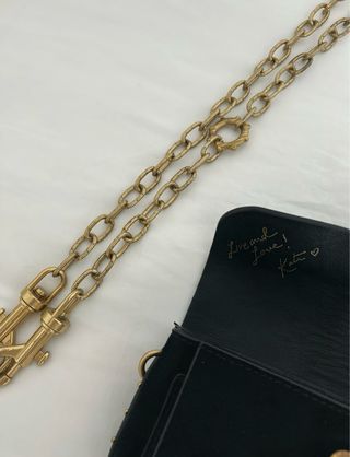 Bolso Negro con Detalles Dorados