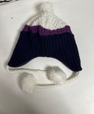Sombrero de invierno con orejeras banco lila frío