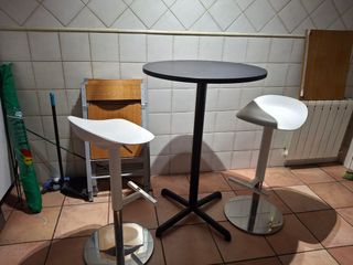 Mesa alta y 2 taburetes cocina