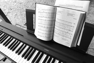 Aprende piano con la música que te mueve