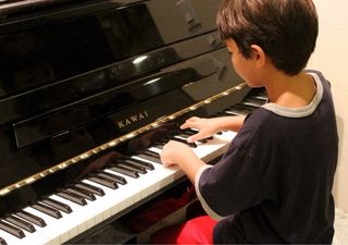 Aprende piano con la música que te mueve