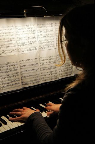 Aprende piano con la música que te mueve