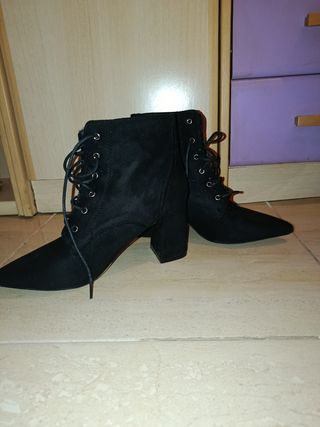 Botines negros con cordones talla 40