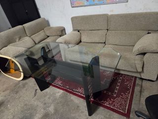 Sofá modular beige con mesa de cristal