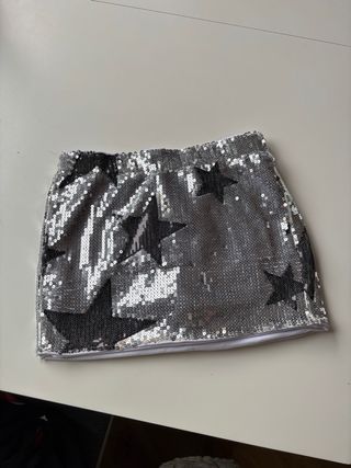 Falda plateada con estrellas negras