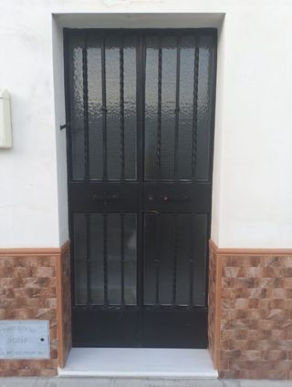 Puerta cancela de entrada negra