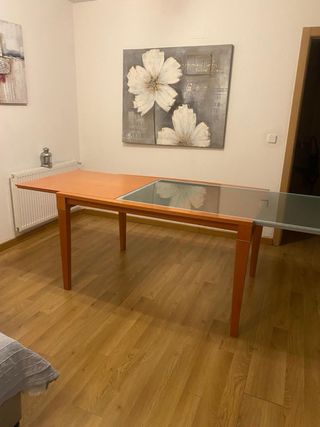 Mesa comedor madera maciza y cristal.  URGE