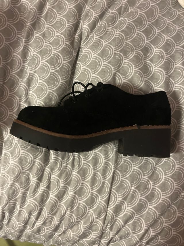 Zapatos negros con cordones