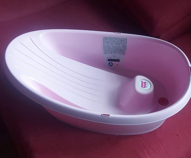 Bañera para bebé rosa también toma la temperatura